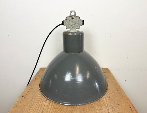 Image 1 of Graue industrielle Aluminium-Pendelleuchte von Polam Wilkasy, 1960er Jahre