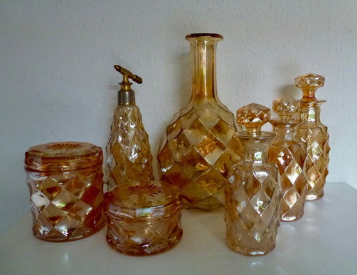 Zeldzame 7-Delige Vintage Carnival Glass Kaptafelset / Toiletset – Amber Iriserend Glas. – decoratie, Metal