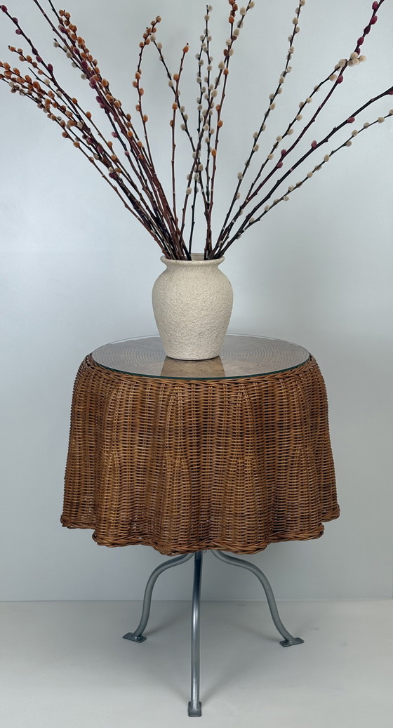 Image 1 of Table d'appoint en rotin avec nappe et draperie fantôme en osier