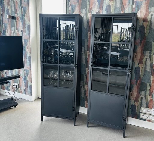 2 schwarze Buffetschränke im Industriestil (1,77 x 59,5 B x 49,5 H) 250 € für 2 Schränke!