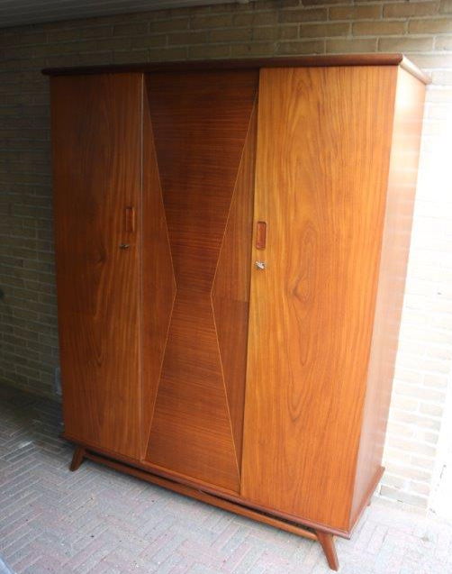Dreitüriger Kleiderschrank aus der Mitte des Jahrhunderts