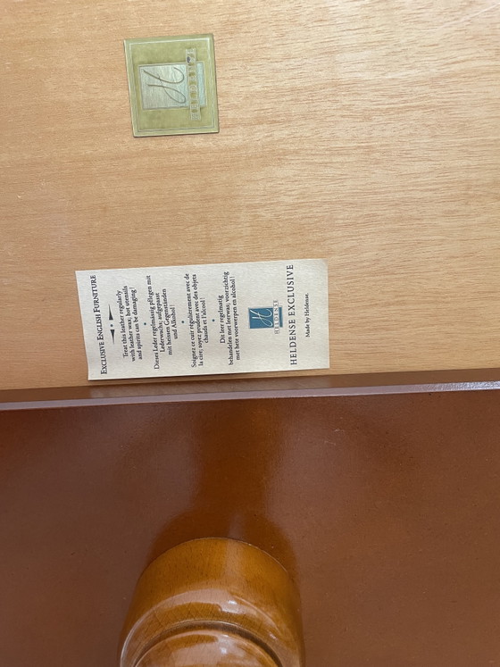 Image 1 of Klassieke Engelse drumtafel (of drum table) van de Nederlandse meubelfabrikant Heldense Exclusief