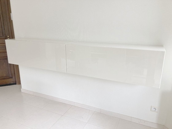 Image 1 of Hülsta Lilac hoogglans creme wandkast en -planken zeer goede staat