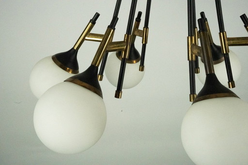 Zeldzame Stilnovo kroonluchter uit 1950 met opaline glazen bollen. Italië