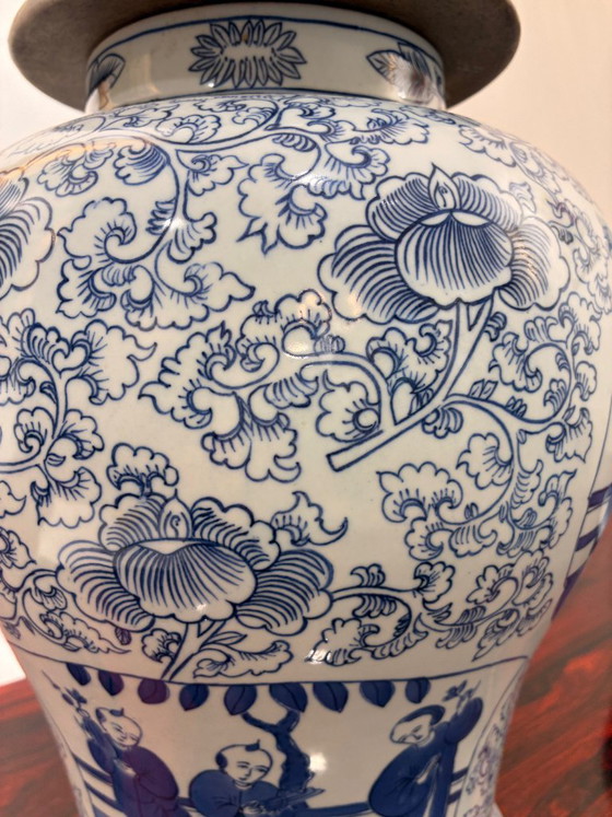 Een paar Chinese porseleinen vazen ​​met deksel in verschillende blauwtinten, met een apocrief Chenghua (photo 4 of 11)