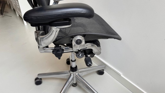 Image 1 of Herman Miller Aeron bureaustoel met chroom onderstel