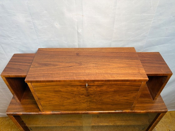 Vintage Art Deco bureau uit de jaren 1930 van wortelnotenhout met vitrinekast – Schrijftafel met klep aan de (photo 9 of 12)
