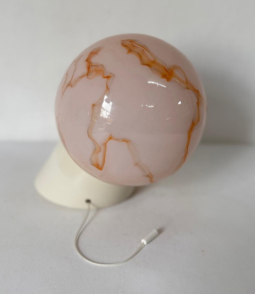 Hermosa lámpara de pared Art Deco vintage de color rosa anaranjado con efecto mármol.