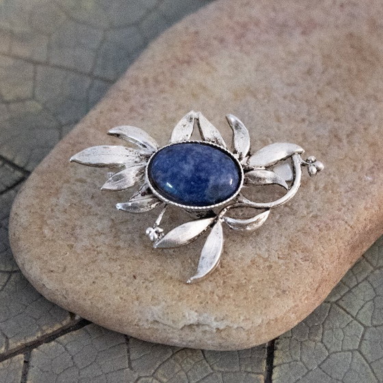 Image 1 of Broche vintage en forme de feuille argentée avec cabochon de lapis-lazuli