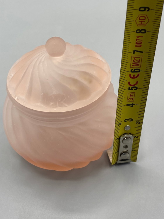 Sieradendoos van satijnroze glas – met wervelend design – en deksel met bolvormige knop. – Glazen & Karaffen (photo 5 of 5)
