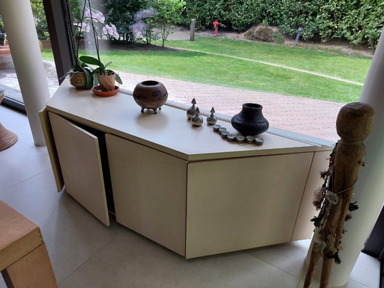 Image 1 of Vintage, op maat gemaakt geometrisch dressoir/hoekkast van gelakt MDF met een interieur van eikenhouten laminaat.