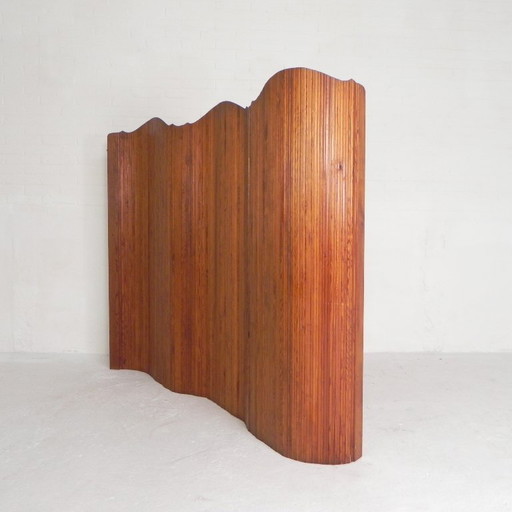 Separador de ambientes S.N.S.A. con listones de pino estilo Baumann, década de 1950.