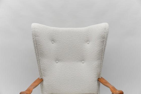 Image 1 of Grandi poltrone con schienale alto in tessuto bouclé bianco e braccioli ergonomici, anni '50