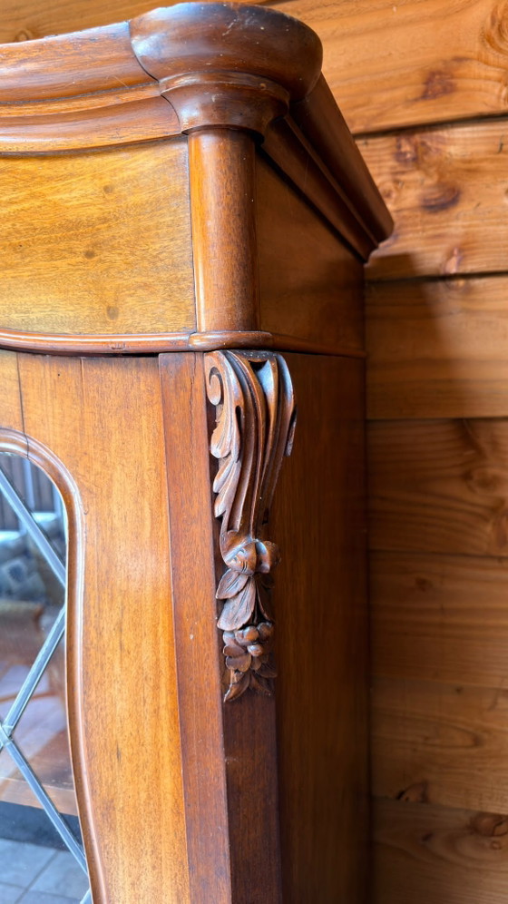 Image 1 of Preciosa vitrina antigua de roble con características puertas de vidrieras.