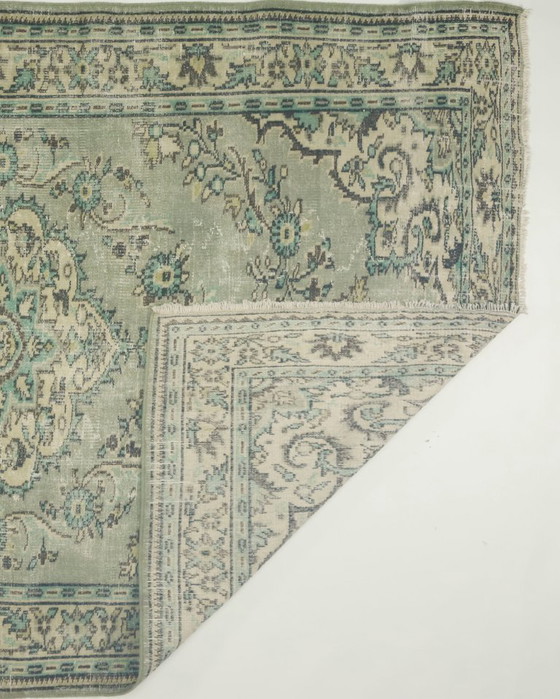 Tappeto turco vintage 287x193 cm – Grande tappeto in lana annodato a mano con motivo floreale verde tenue (photo 11 of 12)