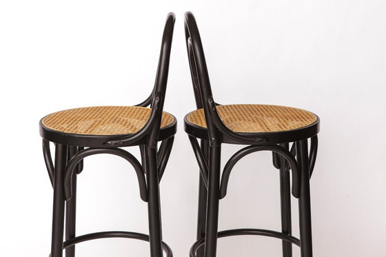 Image 1 of Par de taburetes de bar de madera curvada con asientos de caña de Viena, estilo Thonet, madera de haya negra, estilo italiano vi