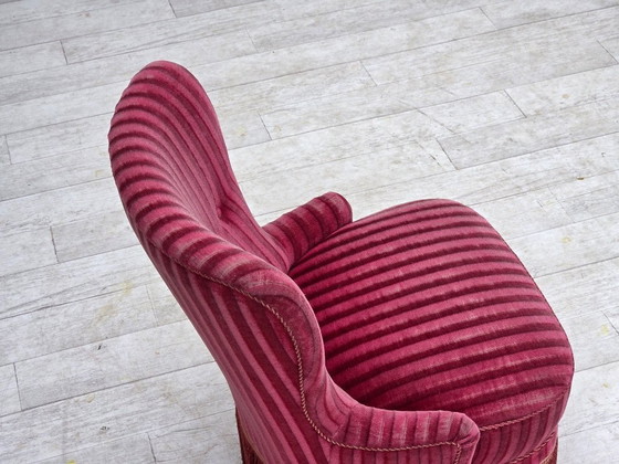 Image 1 of Fauteuil danois des années 1960, revêtement d'origine en velours rouge rayé.