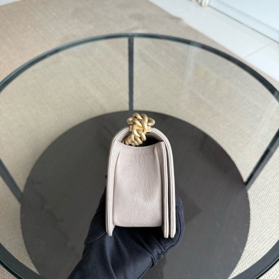 Image 1 of Chanel Boy Small - Caviar 20CM Gewatteerd generfd kalfsleer Grijs met gouden hardware Serie 27