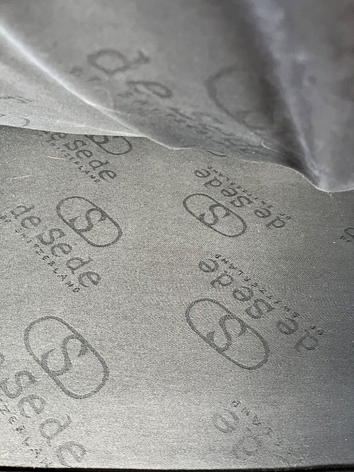 Canapé trois places spacieux en cuir noir de qualité de Sede DS-70