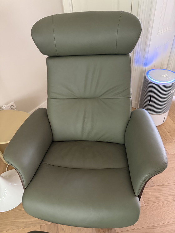 Conformément à la chaise longue Time Out verte – Chaises & fauteuils, Leather, Metal (photo 6 of 8)