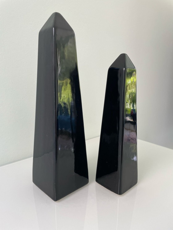 Image 1 of 1980er Jahre Satz von zwei Keramik-Obelisken, Memphis-Stil