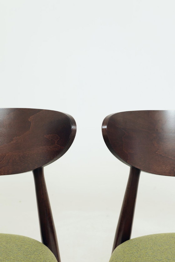 Image 1 of Juego moderno de 2 sillas de comedor, tela verde aguacate y madera de haya nogal oscuro.