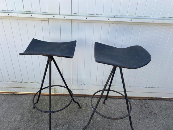 Image 1 of Paar industriële metalen draaibare barkrukken uit de jaren 50