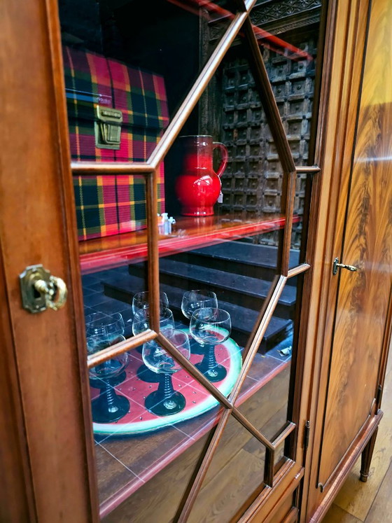 Engelse Mahoniehouten Kast Sheraton Stijl, Highboard Vintage – Edward Rychter, Vitrinekasten, Glass, Wood (photo 5 of 6)