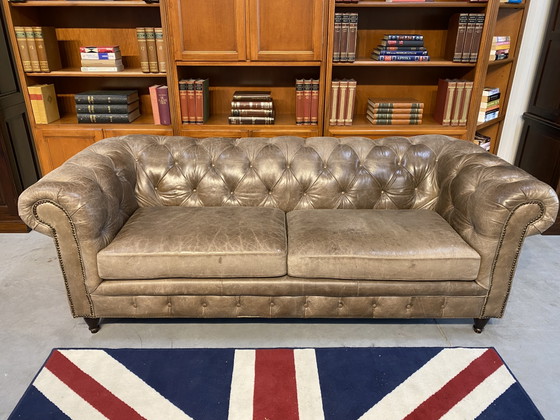 Canapé Chesterfield robuste gris vintage – Winchester, Leather, Wood (photo 2 of 5)