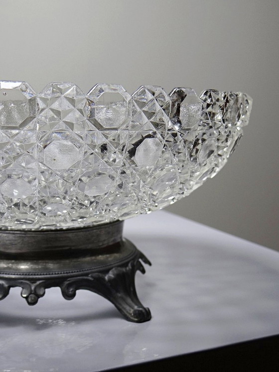 Image 1 of Bol antiguo de vidrio prensado con puntas de diamante, circa 1920-1950, sobre una base de peltre.
