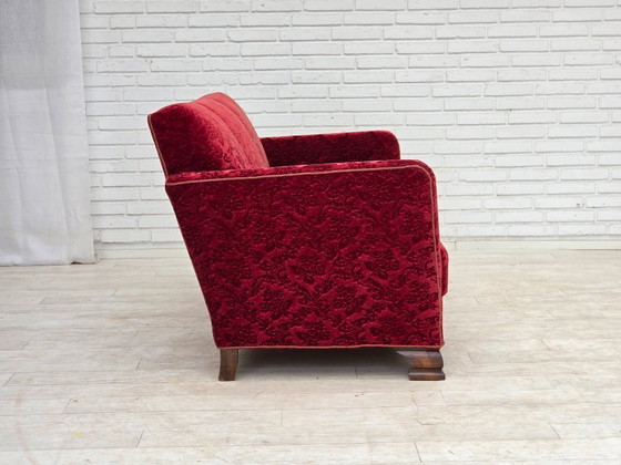 Image 1 of Deense driezitsbank uit de jaren 50, bekleed met velours en eikenhout.