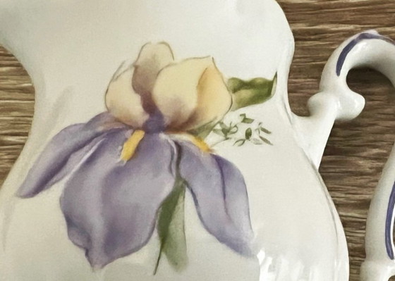 Image 1 of Pequeña lechera/cremera de porcelana con motivo de iris, siglo XX