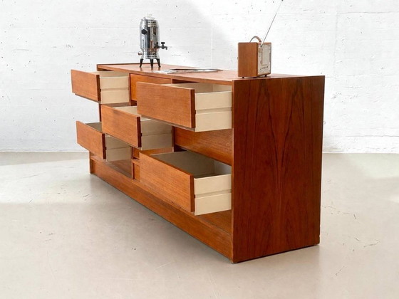 Cómoda larga danesa de teca de mediados de siglo, década de 1960. – Wood (photo 4 of 11)