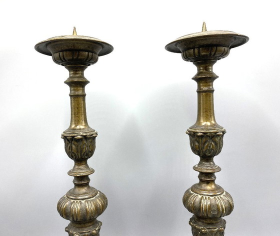 Image 1 of Set di due antichi candelieri in ottone o bronzo | Portacandele religiosi con motivi di santi | XIX/XX secolo