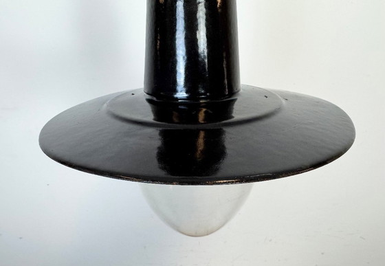 Image 1 of Industriële Duitse zwarte emaille hanglamp met glazen kap, jaren 30