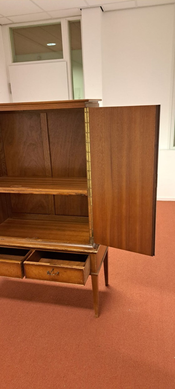 Image 1 of Meuble classique en noyer | style antique/rétro | années 1940-1950