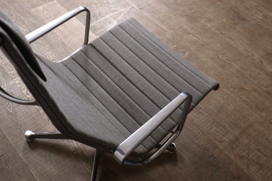 Early edition Eames EA124 Aluminium Group Lounge Chair by Herman Miller, 1970s – Swivel chairs, Vintage (photo 11 of 16)