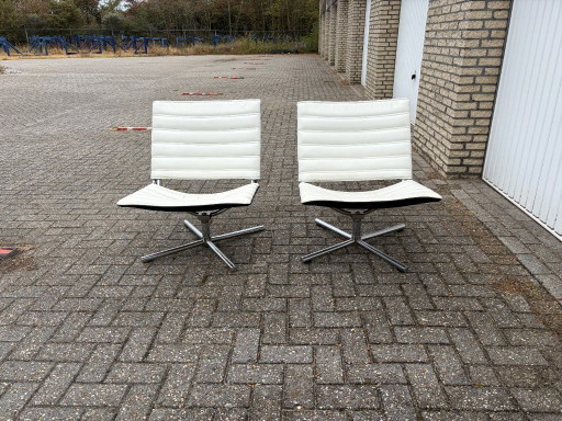 Sillones giratorios Hülsta (Hulsta) (2) de polipiel blanca con base cromada. – fauteuils, Skai, Metal