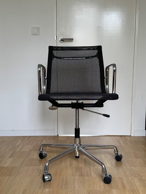 Vitra Eames EA 117 Drehstuhl mit schwarzem Netzgeflecht - Chrom