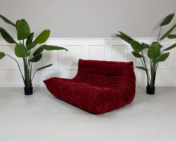 Image 1 of Sofá de diseño Ligne Roset Togo de 2 plazas en Alcantara rojo