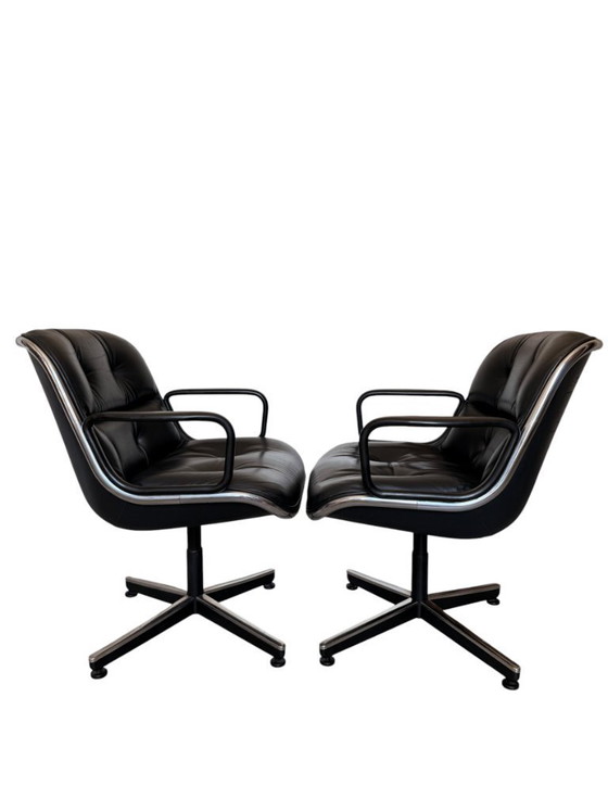 Image 1 of Een paar authentieke Charles Pollock directiestoelen voor Knoll - zwart leer & Skai