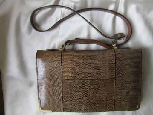Bolso de mano/bandolera de piel de lagarto repujada con monedero.