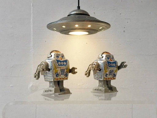 Set di 2 robot argentati a carica manuale, prodotti da Yon, Giappone, anni '60.