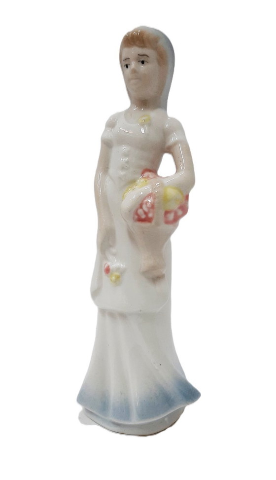 Image 1 of Vintage porseleinen beeldje van elegante vrouw met een mand met bloemen