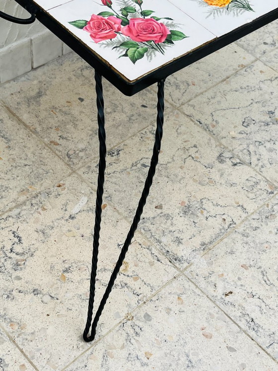 Image 1 of Vintage salontafel van smeedijzer met bloemmotief op de tegels.