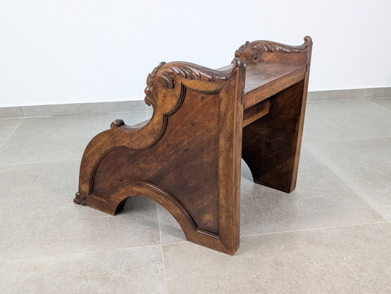 Verzierter hölzerner Tritthocker mit geschnitzten Gesichtern, Holz, Braun, Renaissance (Foto 6 von 15)