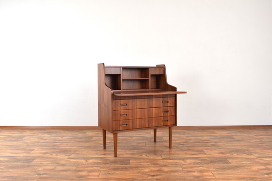 Image 1 of Mid Century Deense notenhouten secretaire, 1960S.