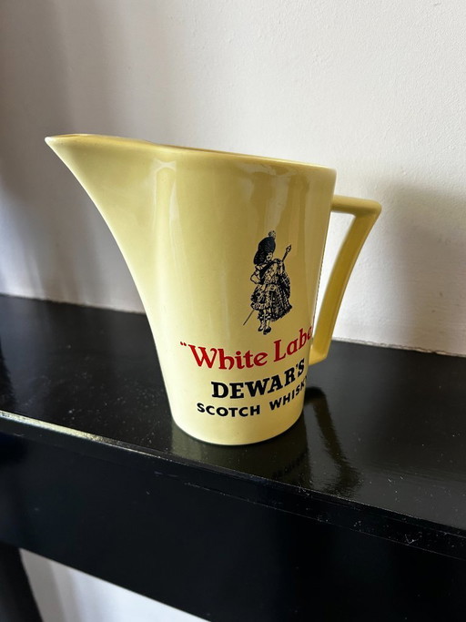 Brocca d'acqua vintage in ceramica con etichetta bianca