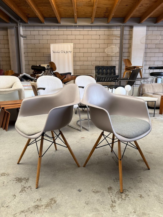 Poltrona Vitra Eames DAW, Charles e Ray Eames (disponibilità: 2) – Poltrone, Metallo, Plastica (photo 11 of 11)