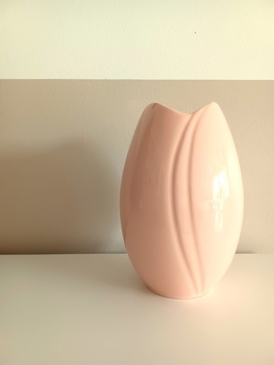 Image 1 of Zalmroze tulpvormige vaas – Art Deco Revival uit de jaren ’80